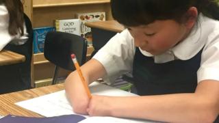 Sara Hinesley dey write for her desk