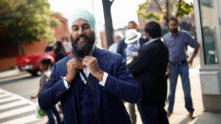 Кандидат в лидеры новой Демократической партии Сингх надевает галстук на встрече в Гамильтоне