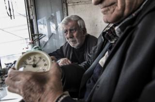Saat tamircileri dükkanlarında çalışırken