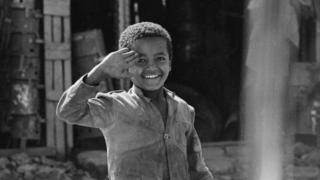 ኣብቲ ዘመን፡ ቆልዑ ከይተረፉ ወተሃደራዊ ሰላምታ ለሚዶም