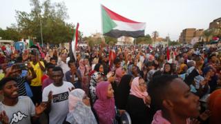 سودانيون يحتفلون، في شوارع الخرطوم، عقب الإعلان عن التوصل إلى اتفاق تقاسم السلطة
