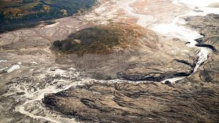 Cauce creado por el agua de deshielo del glaciar Kaskawulsh