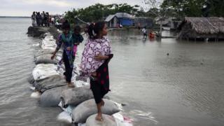ঝড়ের শেষে বাড়ি ফেরার পালা, বাংলাদেশের খুলনায়।