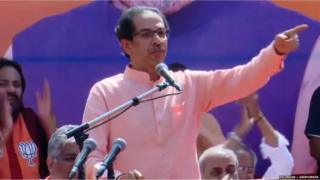उद्धव ठाकरे अमित शाहंच्या रोडशोमध्ये बोलताना