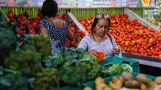 Los precios de algunos productos perecederos, principalmente alimentos, registraron descensos temporales.