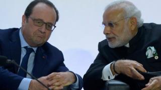 Президент Франции Франсуа Олланд (слева) беседует с премьер-министром Индии Нарендрой Моди (справа) во время Всемирной конференции по изменению климата COP21 в Ле-Бурже, к северу от Парижа, 30 ноября 2015 года.
