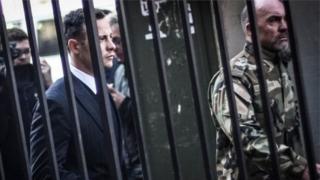 Oscar Pistorius tare da jami'an tsaro