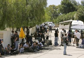 Die Medien arbeiten vor dem Haus eines Luxusresorts, in dem Madeleine McCann am 9. Mai 2007 in Praia da Luz, Portugal, verschwunden ist