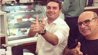 Flávio Bolsonaro com Queiroz em foto publicada no Instagram