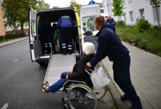 Пожилые люди из старшего медицинского учреждения ждут, чтобы сесть на автобус в рамках эвакуации 50000 человек 7 мая 2017 года в Ганновере, Германия.