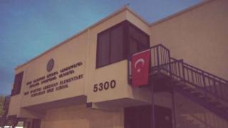 Ermeni Ulusal Komitesi Batı Bölgesi iletişim koordinatörü Dickran Khodanian ise Twitter hesabından okullara asılan bayrak fotoğraflarını paylaşarak bu durumun kabul edilemez olduğunu söyledi.