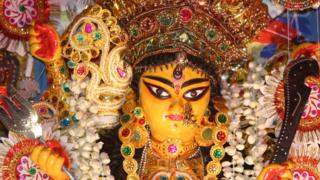 হিন্দুত্ববাদীরা বলছে, একদিন যারা হিন্দুধর্ম ছেড়ে অন্য কোথাও চলে গিয়েছিলেন তারাই আবার পুরনো ধর্মে ফিরে আসছে
