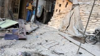 Bombardıman sonrası Halep'de bir sahra hastanesi önü