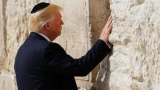 Trump en el muro de los lamentos.