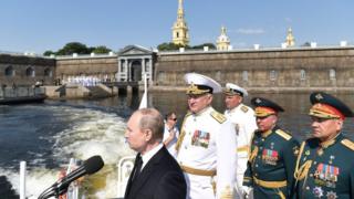 Президент России Владимир Путин в сопровождении министра обороны Сергея Шойгу и командующего ВМФ адмирал Николая Евменова.