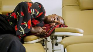 Une femme ougandaise diagnostiquée d'une tumeur au dos en attente de radiothérapie.