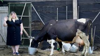Катя Гойда у коровника, где проходила съемка