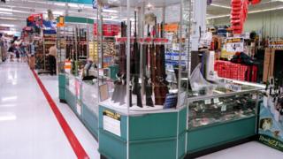 Armas a la venta en una tienda Dick´s de Danvers, Massachussets.