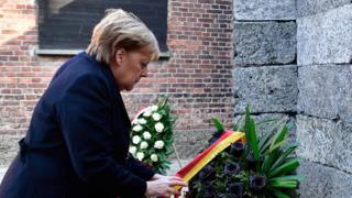 Меркель возлагает венок в Освенциме