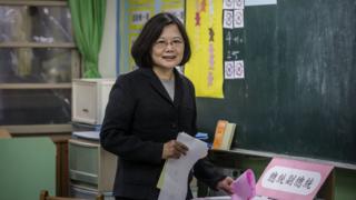 台北で投票する蔡氏