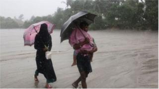 বাংলাদেশে উপকূলীয় এলাকার মানুষকে নিরাপদ আশ্রয়ে যেতে বলা হয়েছে