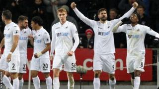Fernando Llorente da 'yan wasan Swansea