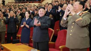 金正恩(中)與夫人李雪主(左三)在平壤人民劇院內接受勞動黨幹部歡呼(朝中社2017年9月10日發放圖片)
