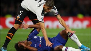 Agbabọọlu Chelsea ṣubu silẹ, agbabọọlu Valencia kan fẹ ṣubu lee