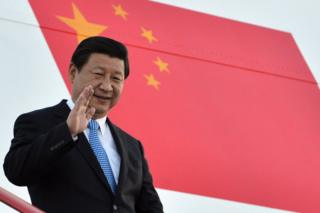 На этом раздаточном снимке, предоставленном «РИА Новости», президент Китайской Народной Республики Си Цзиньпин прибывает в Россию в преддверии саммита G20 4 сентября 2013 года в Санкт-Петербурге, Россия.