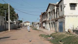 Une rue de Banjul, capitale de la Gambie