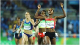 Faith Kipyegon yatahukanye umudari w'inzahabu muri 1500m