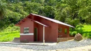 Casa construída da lama de barragem que fica em Pedro Leopoldo, num laboratório da UFMG