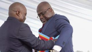 Bwana Kabila (ibumoso) yashyikirije ubutegetsi Bwana Tshisekedi (iburyo) mu kwezi kwa mbere k'uyu mwaka, nyuma y'amatora ataravuzweho rumwe yo mu mwaka ushize wa 2018
