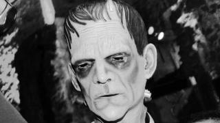 Un actor con una máscara del monstruo de Frankenstein