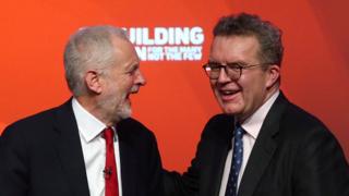 Джереми Корбин смеется с Томом Уотсоном, его заместителем, на конференции лейбористов