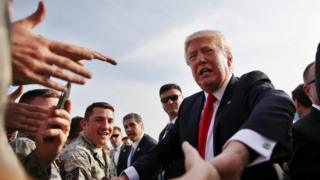 Tổng thống Donald Trump bắt tay với nhân viên quân sự ở sân bay Harrisburg, Pennsylvania hôm 29/4