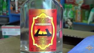 Бутылка эссенции из боярышника, конфискованная во время операции, проверяющая все частные магазины, торгующие алкоголем в Иркутске, Россия (19 декабря 2016 года)