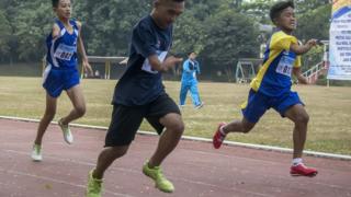 Atlet Pelajar penyandang disabilitas klasifikasi tunadaksa bertanding untuk cabang atletik lari nomor 100 meter pada Pekan Paralimpik Pelajar Daerah (Pepaperda) II 2018 Jabar, Bandung, Jawa Barat, Selasa (24/7)