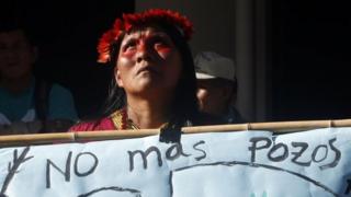 Indígena protesta contra exploração de petróleo na Amazônia