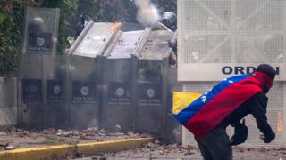 Enfrentamiento entre manifestantes y la policía