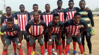 Awọn agbabọọlu Ọsun united n ya fọtọ saaju ifẹsẹwọnsẹ kan