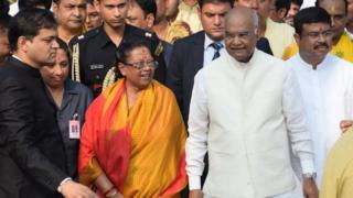 राष्ट्रपति रामनाथ कोविंद अपनी पत्नी सविता कोविंद के साथ