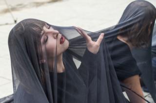امرأة ترتدي أسود