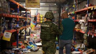 Policía naval arrestando a un hombre en el puerto