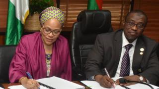 Shugaban kamfanin mai na Najeriya, NNPC, Dokta Maikanti Baru (daga dama) lokacin da yake rattaba hannu a kan kwangilar shimfida bututan gas