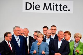 Angela Merkel, "merkez" yazan platformun önünde seçim zaferini kutlarken