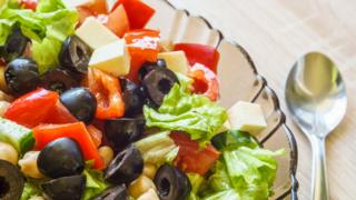 Plato de ensalada con tomate, lechuga, queso y aceitunas
