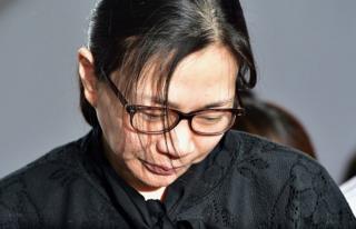 Former Korean Air (KAL) executive Cho Hyun-Ah is surrounded by journalists after she received a suspended jail sentence and was freed by a Seoul appeals court in Seoul on 22 May 2015, after she had been jailed for a year in February for disrupting a flight in a rage over macadamia nuts