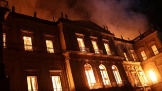 Museu Nacional do Rio de Janeiro pegou fogo na noite deste domingo