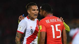 Paolo Guerrero, de Perú, y Jean Beausejour, de Chile, durante un encuentro de clasificación para el Mundial de Rusia.